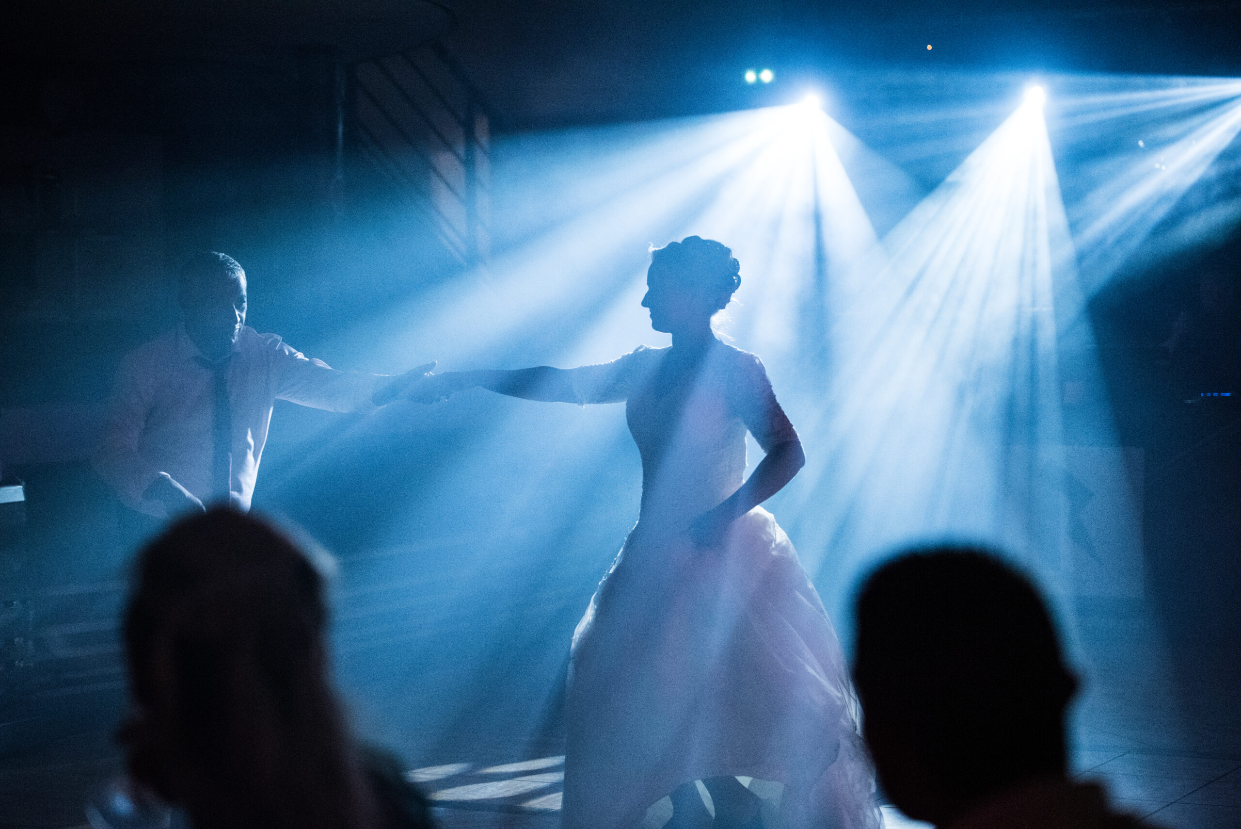 Première danse des mariés sous des faisceaux lumineux