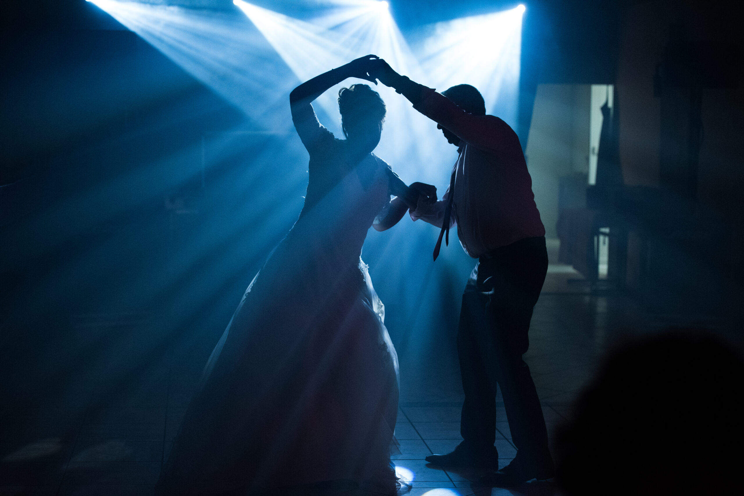 Danse des mariés en silhouette
