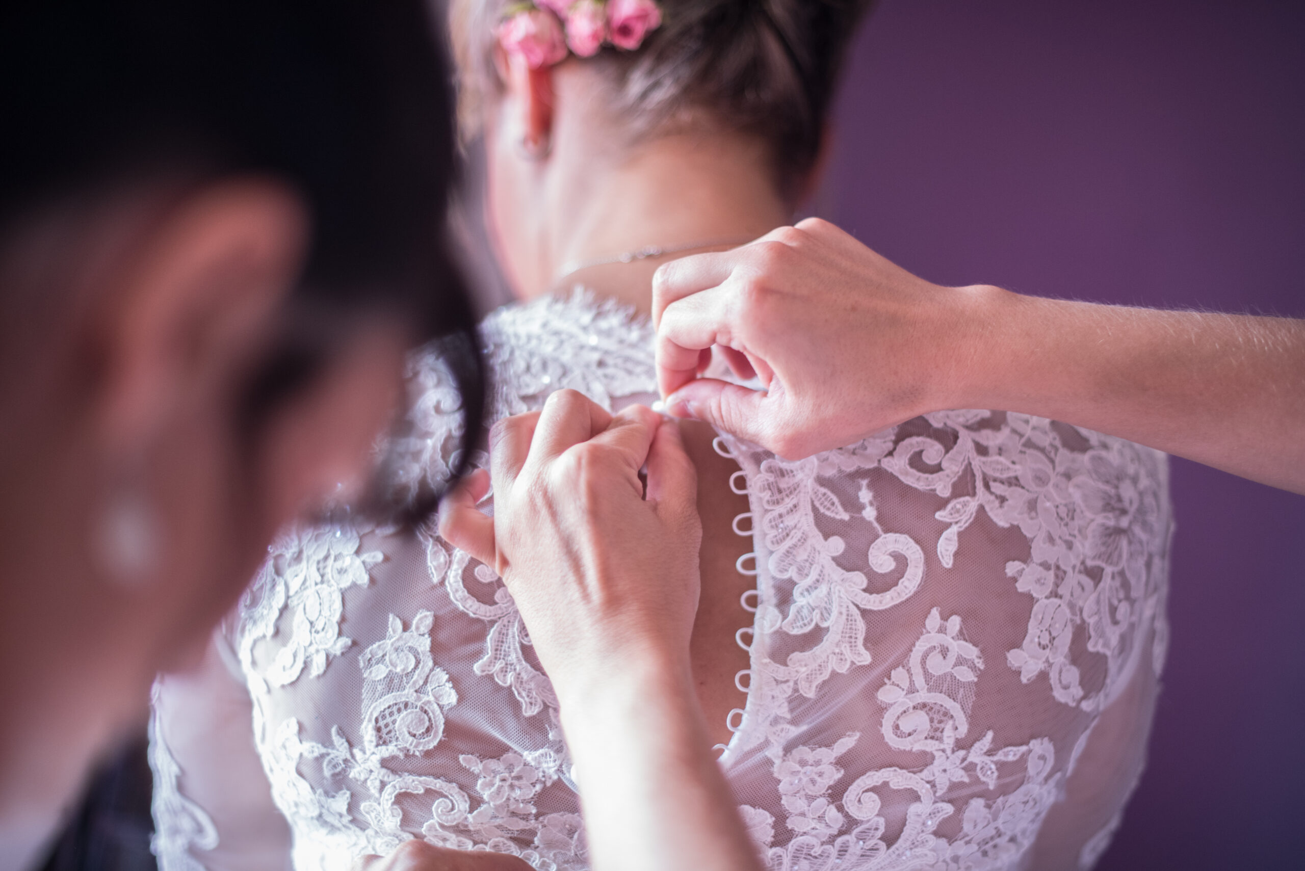 Fermeture en dentelle de la robe de mariée