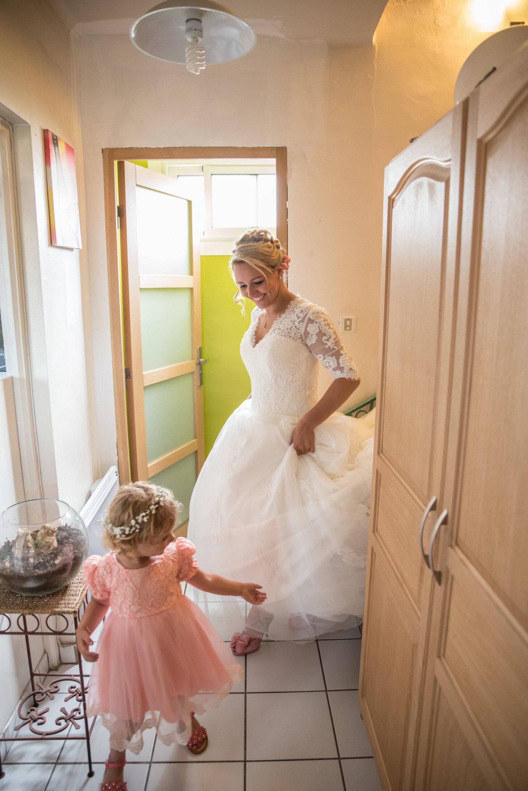 Mariée avec une petite fille pendant les préparatifs