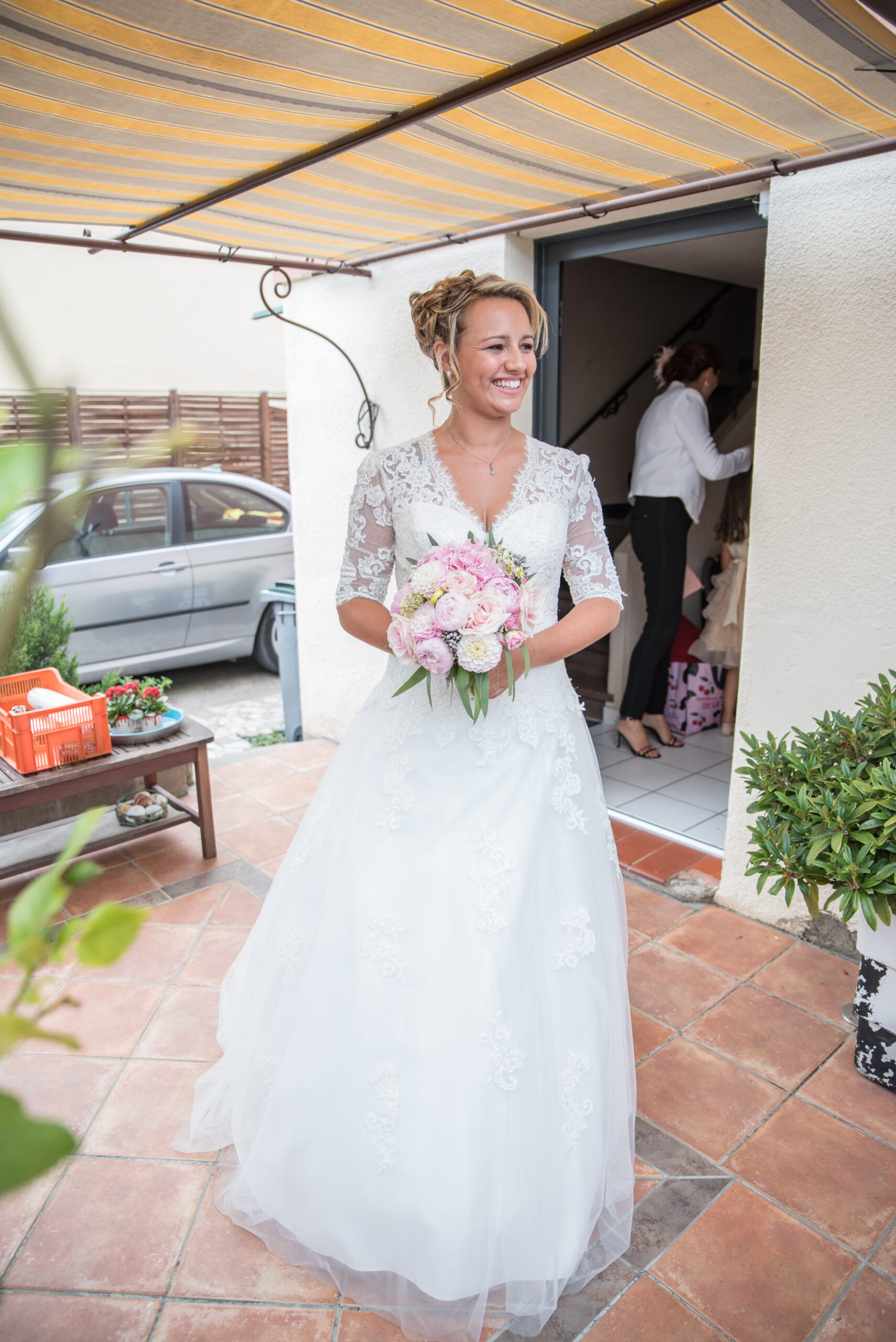 Portrait en pied de la mariée avec son bouquet