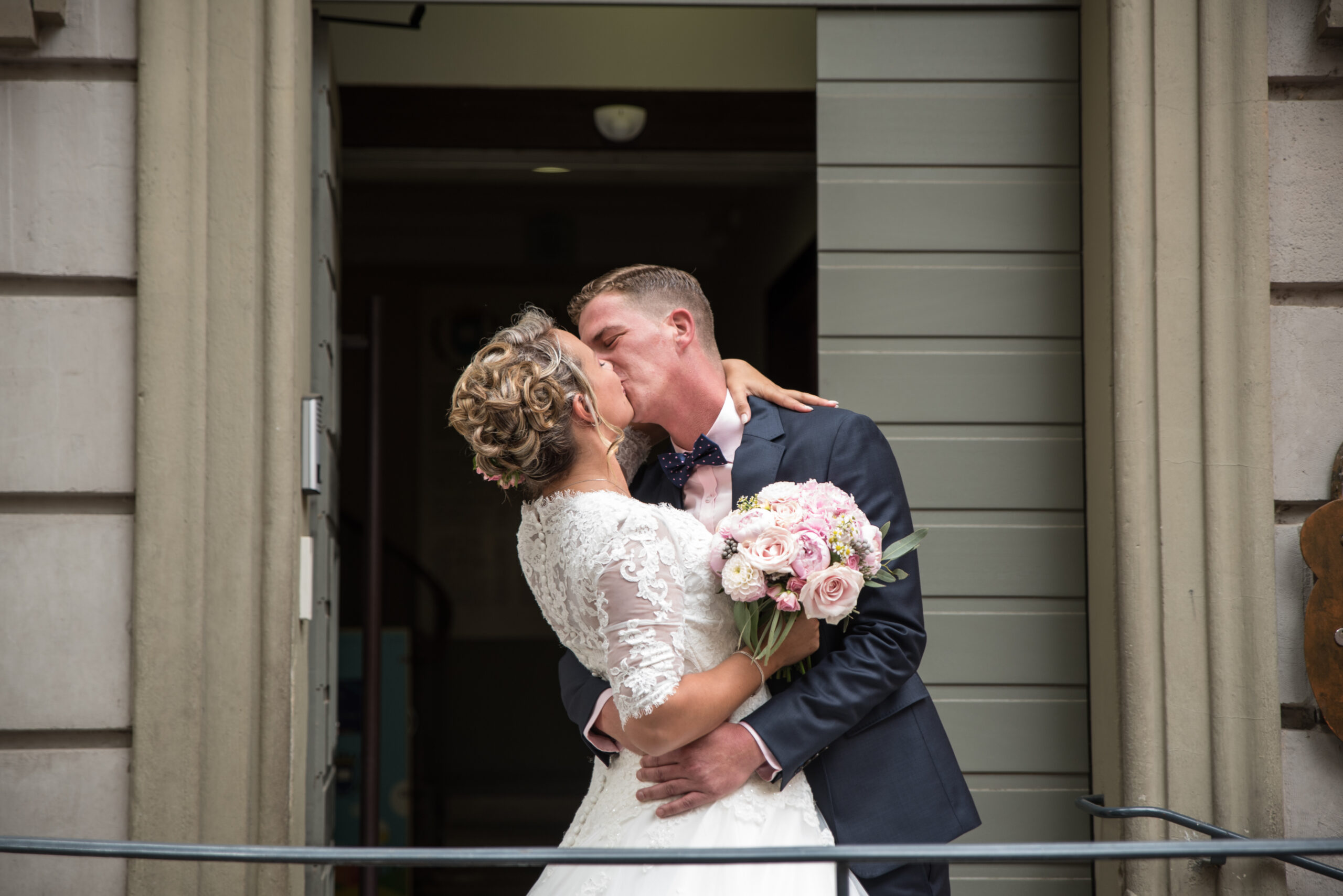 Baiser des mariés devant la mairie
