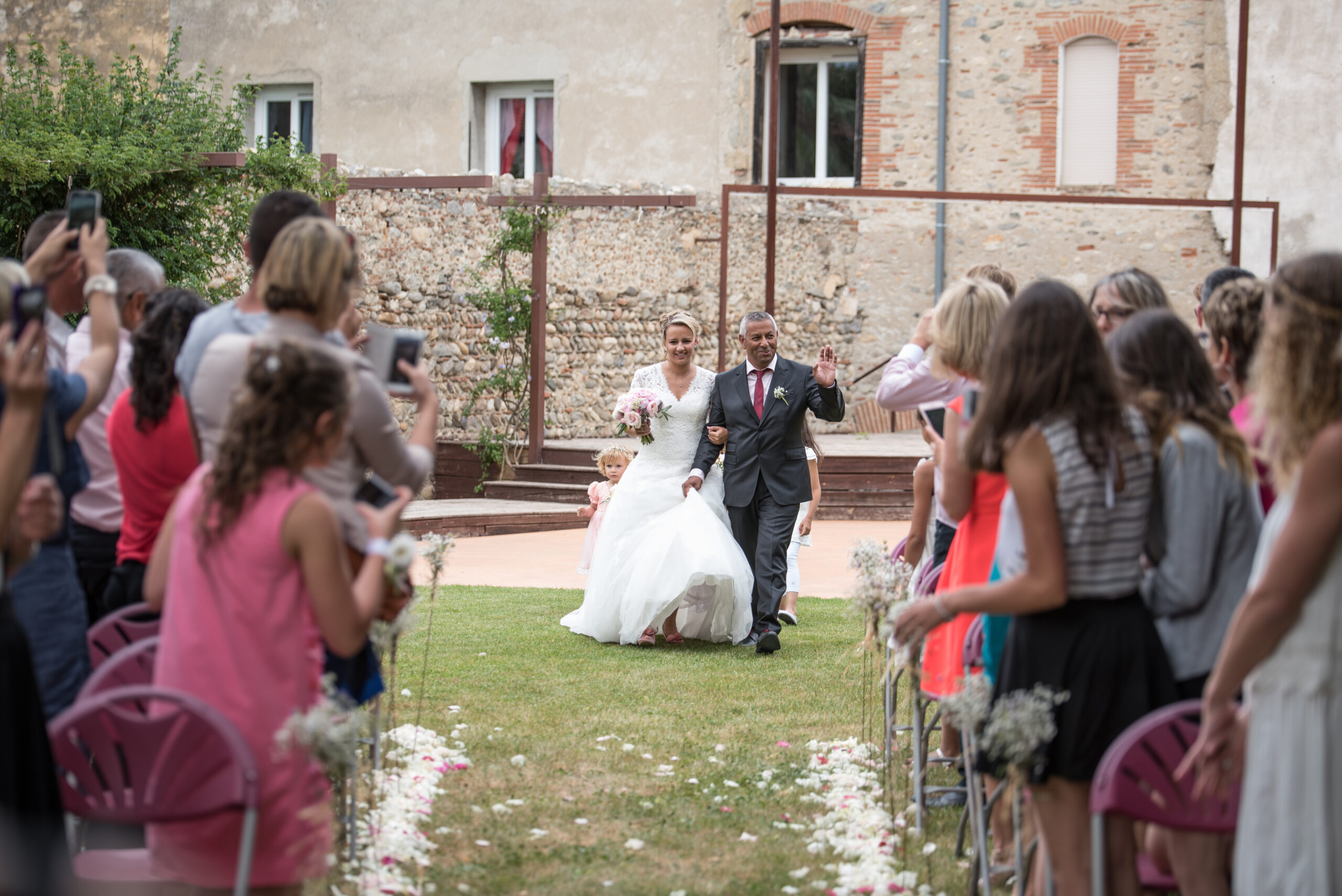 Entrée de la mariée dans l’allée extérieure