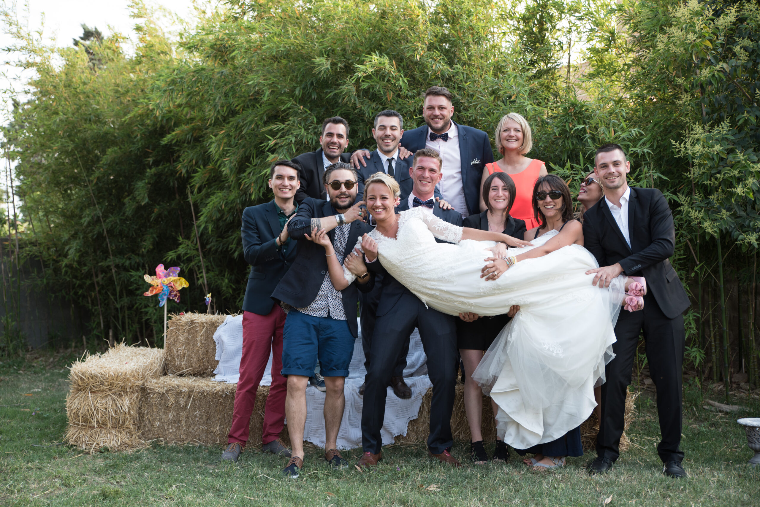 Amis portant la mariée pendant une photo de groupe