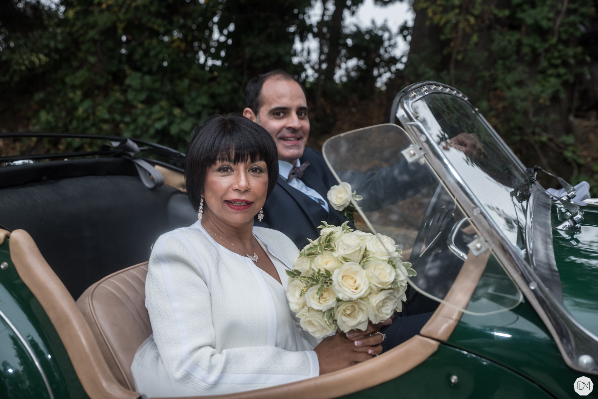 Couple de mariés devant une Triumph verte ancienne