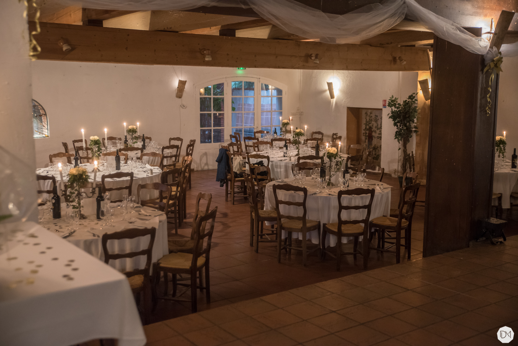 Salle de réception préparée avec tables et bougies